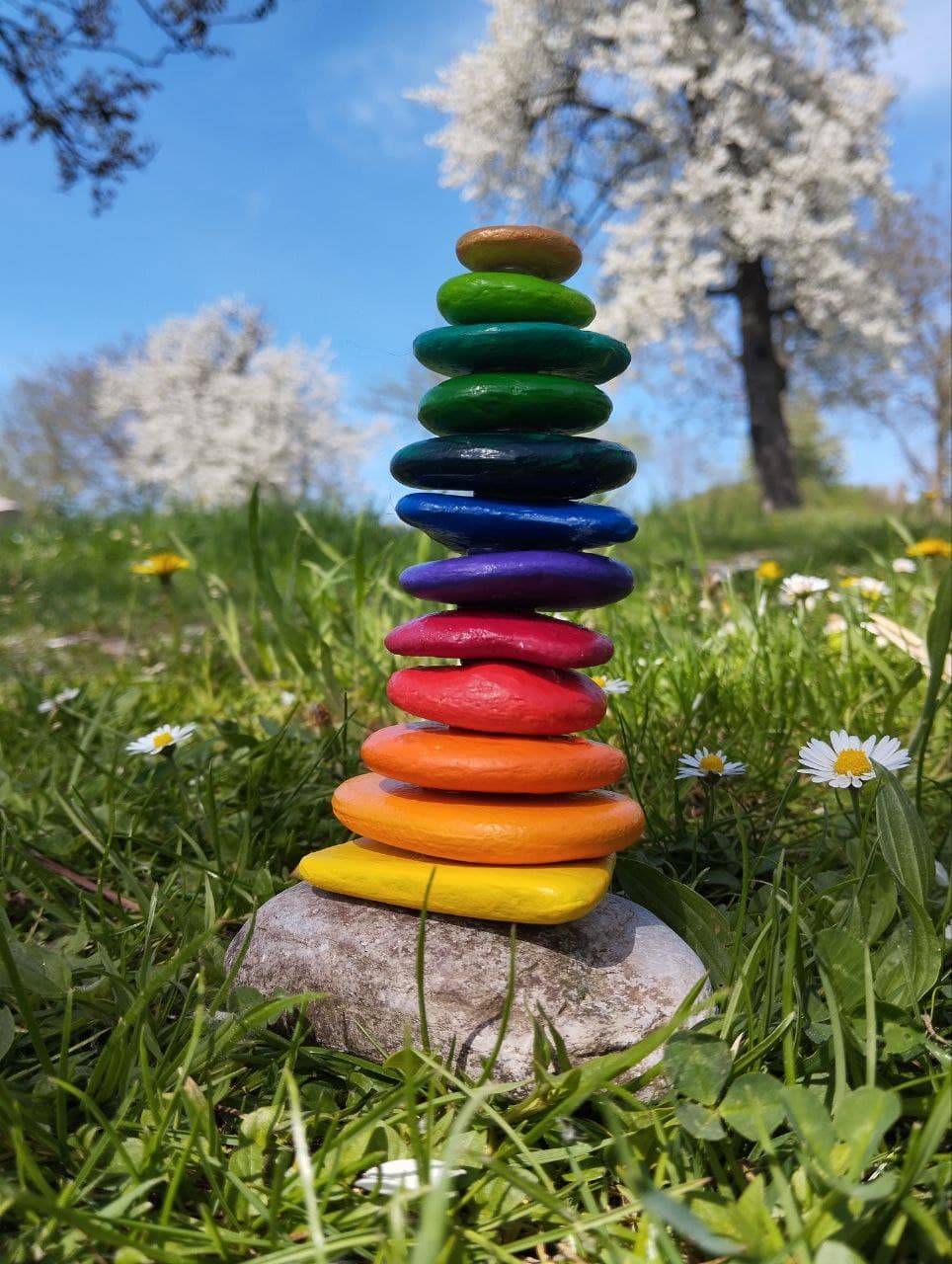Bunter Regenbogen Steinturm mit 13 farbigen Steinen Breite 9cm Hoehe 15cm mit Acrylfarben und Liebe gemalt von Melanie Bruck Urheberrecht Copyright BunteFarbenLiebe
